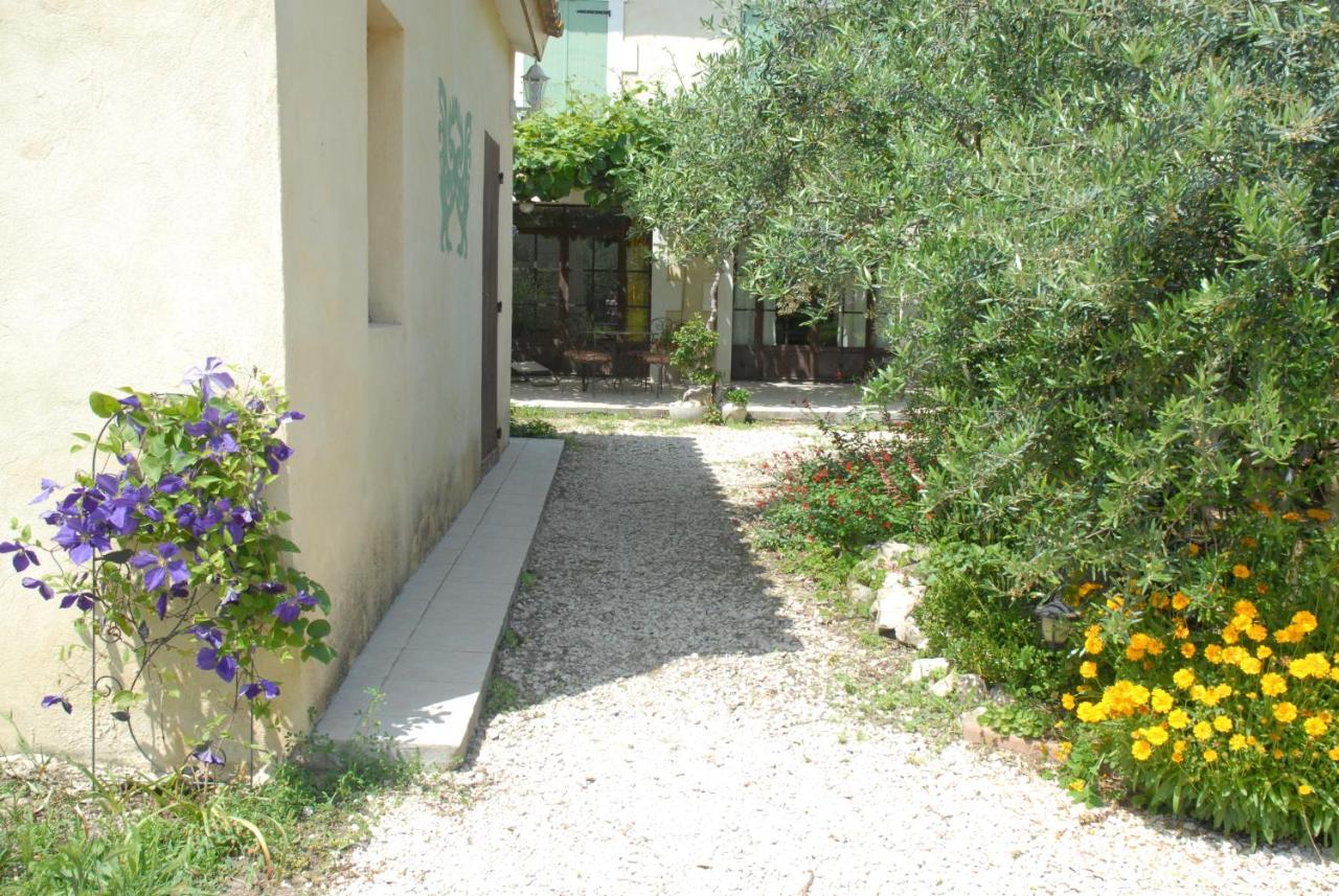 Gîte Du Mas Des Oliviers Mézoargues Extérieur photo